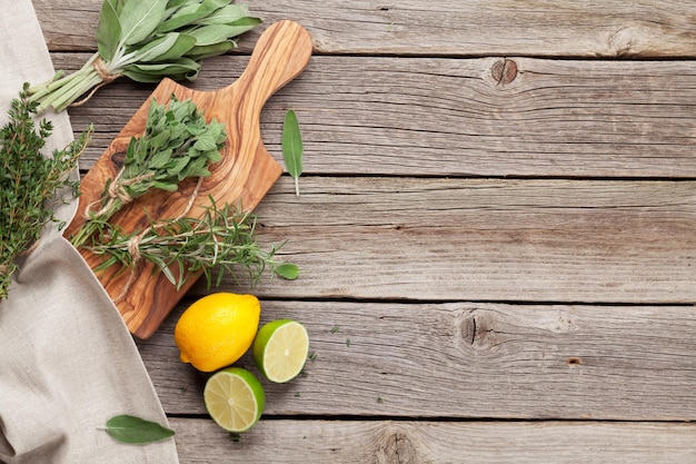 Składniki na drewnianym stole